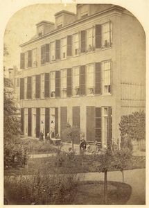 826489 Gezicht op een deel van de achtergevel van het Diakonessenhuis (Achter Twijnstraat 30-33) te Utrecht, met in het ...